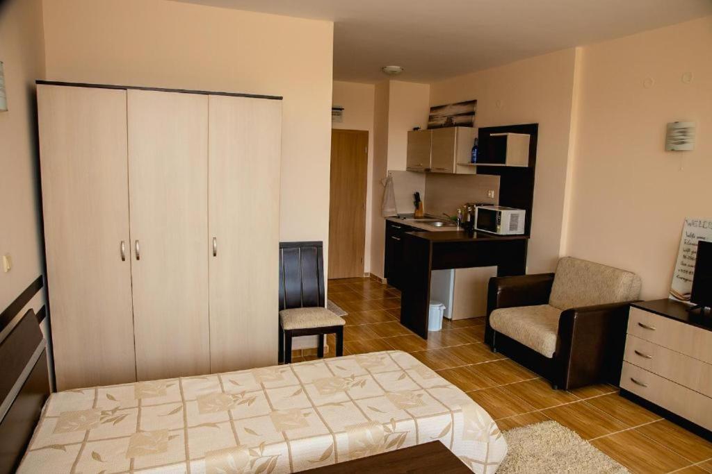 Bright Studio With Parking & Pool Sveti Vlas Esterno foto